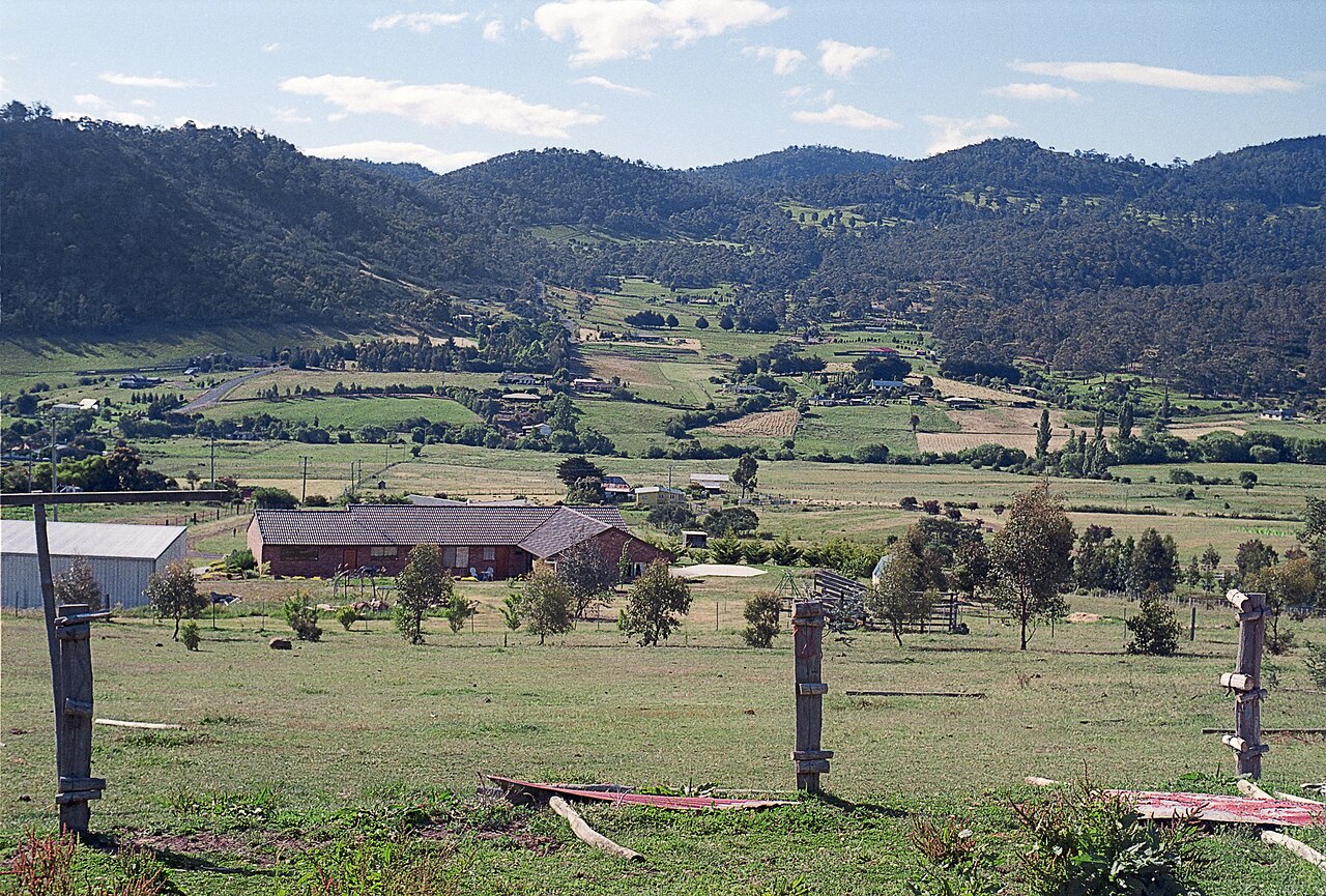 Farms and dwellings at Magra in the Derwent Valley
